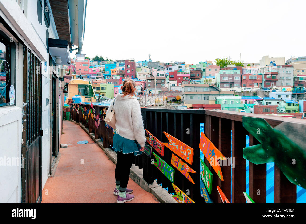 Touristen, die in Gamcheon Culture Village, berühmten Attraktion mit schwingend bemalten Häuser in Busan, Südkorea Stockfoto
