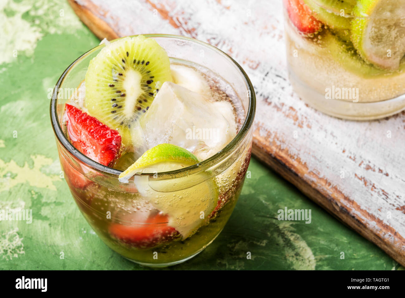 Sommer Soft drink von Kiwi, Kalk und Erdbeere. Fruchtcocktail Stockfoto