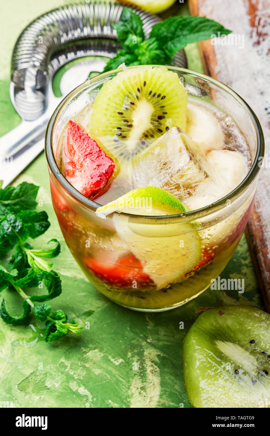Sommer Soft drink von Kiwi, Kalk und Erdbeere. Frucht Limonade Stockfoto