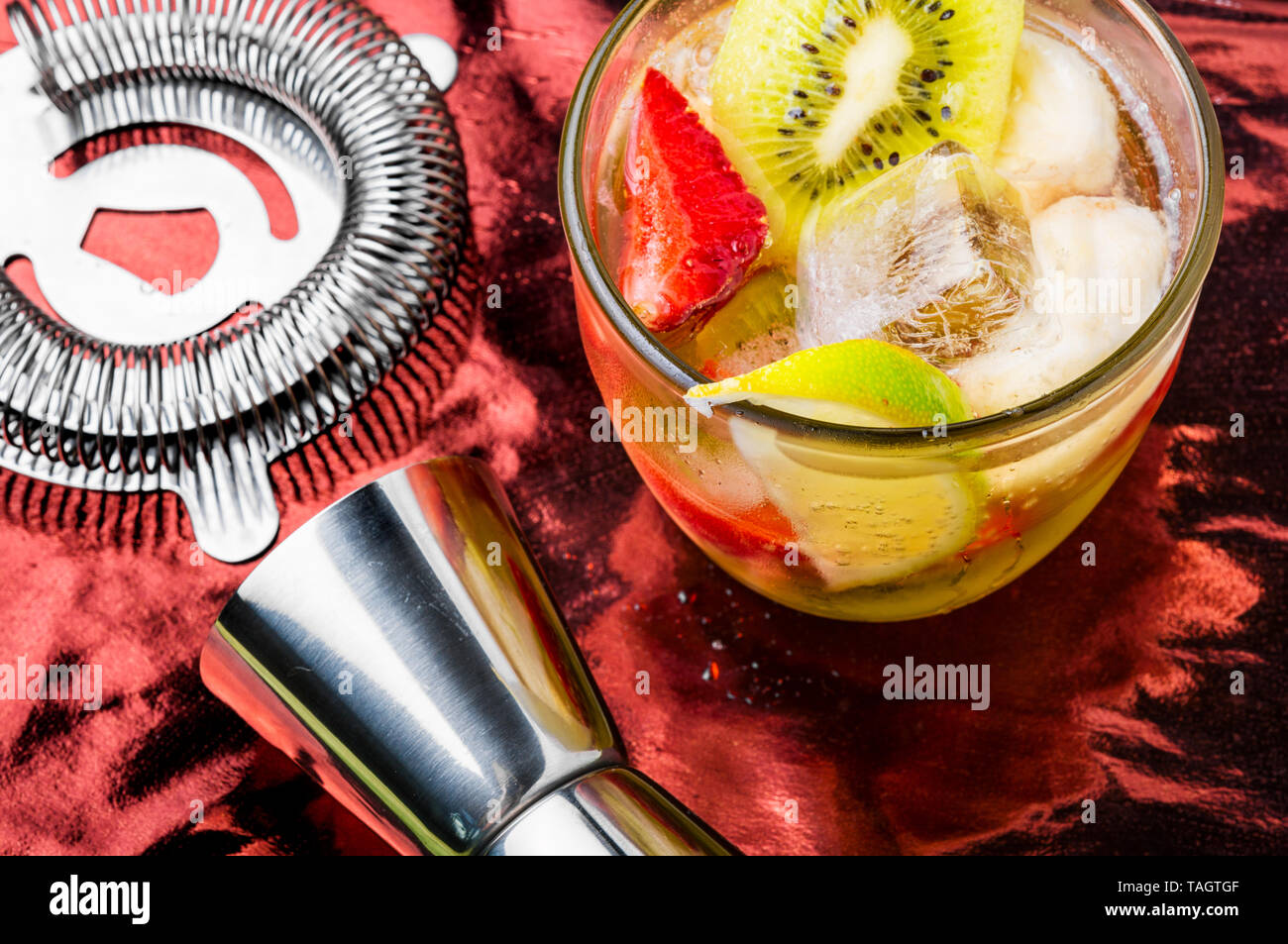 Sommer Drink von Kiwi, Kalk und Erdbeere. Fruchtcocktail. alkoholfreien Cocktail Stockfoto
