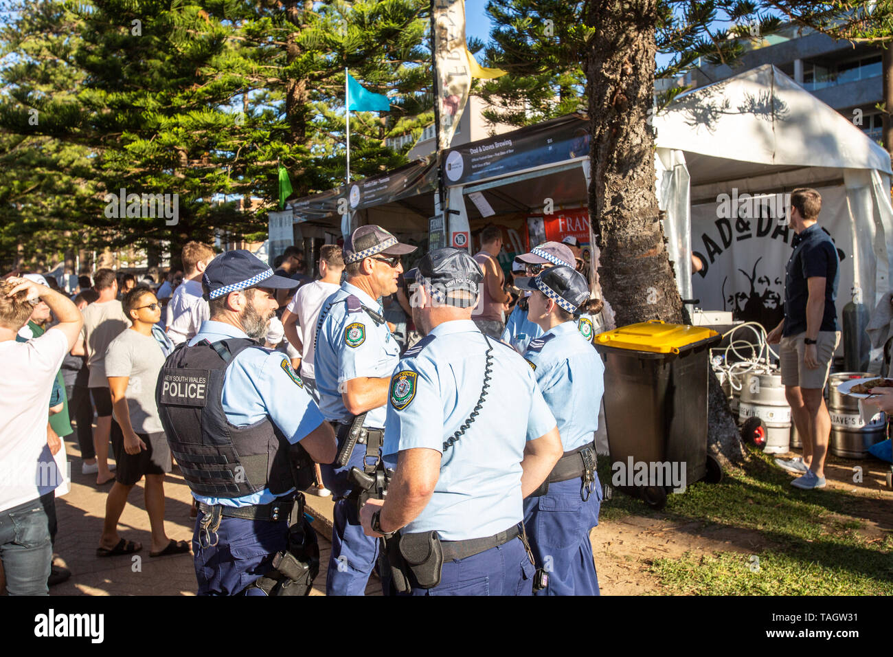 New South Wales Polizisten sprechen neben einem Bierzelt während der Manly Geschmack von Manly Essen und Wein Street Festival, Sydney, Australien Stockfoto
