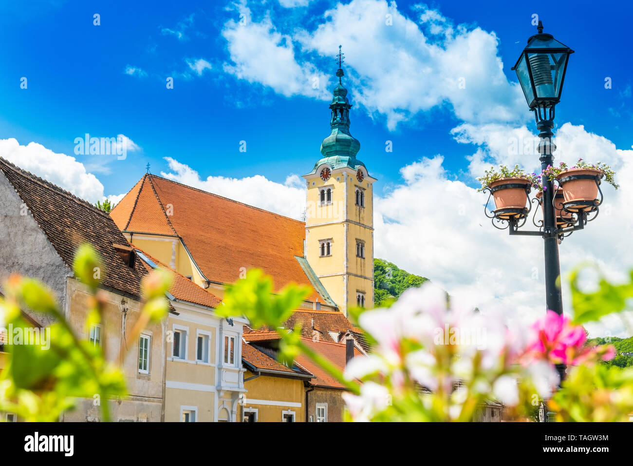 Samobor, Kroatien, katholische Kirche und Fluss in der Mitte der Stadt, schöner Frühlingstag Stockfoto
