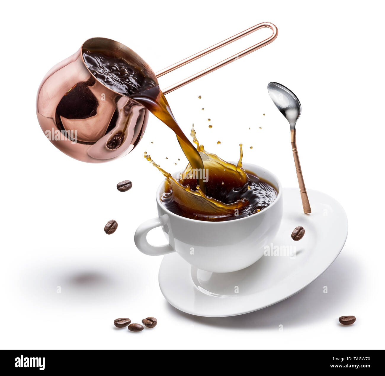 Kaffee Zubereitung. Konzeptionelle Foto - Gießen Kaffee aus Kupfer Topf in eine Schale. Stockfoto