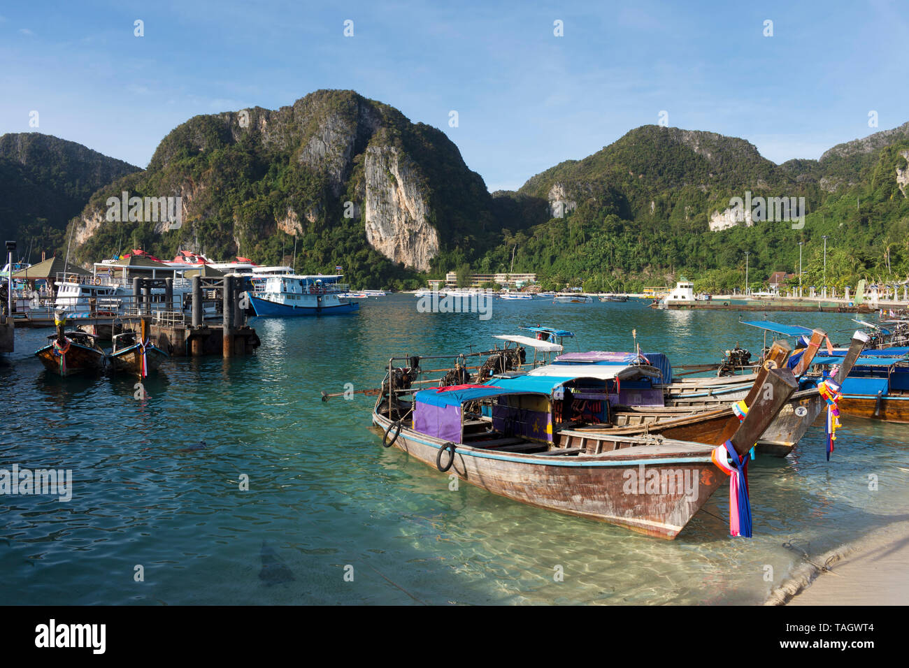 Longtail Boote bei Ao Ton Sai Pier auf Koh Phi Phi, Thailand  Stockfotografie - Alamy