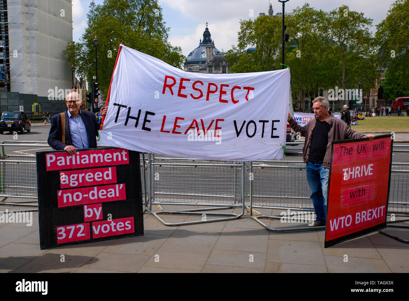 Die Schilder und Banner in London protestiert die Verwirrung des Brexit Abkommen zwischen der britischen Regierung und der Europäischen Union Stockfoto