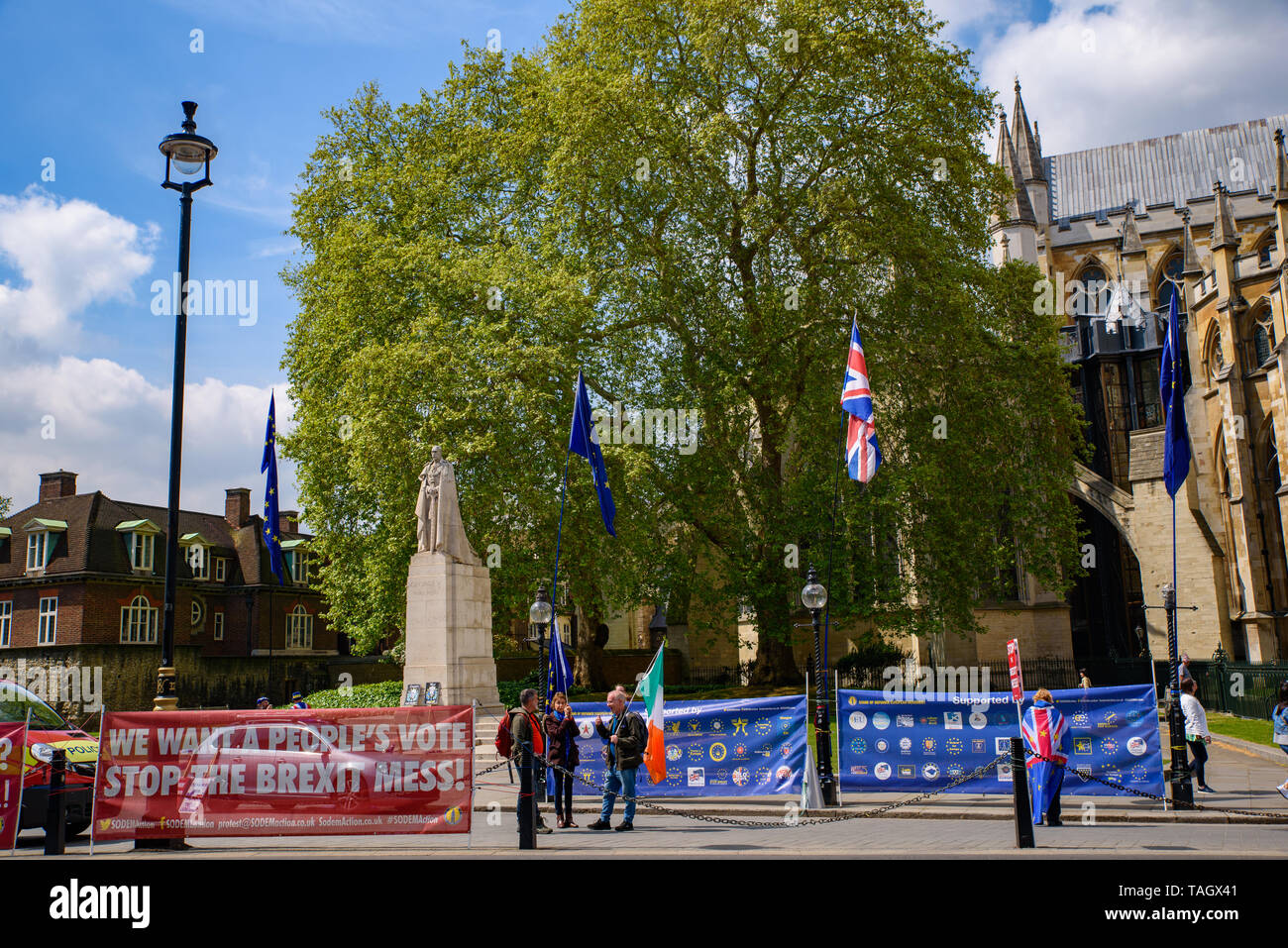 Die Schilder und Banner in London protestiert die Verwirrung des Brexit Abkommen zwischen der britischen Regierung und der Europäischen Union Stockfoto