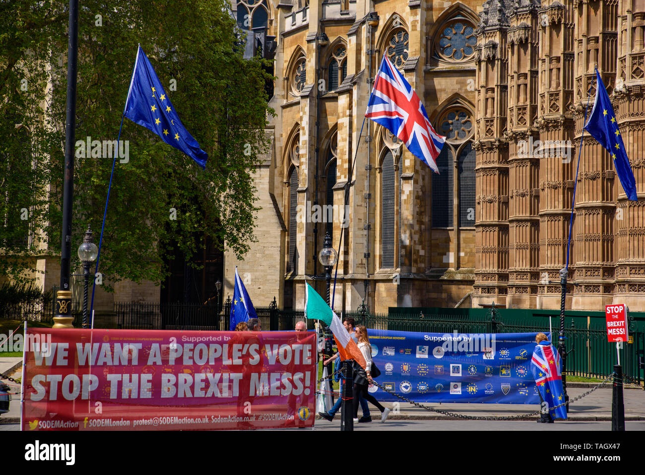 Die Schilder und Banner in London protestiert die Verwirrung des Brexit Abkommen zwischen der britischen Regierung und der Europäischen Union Stockfoto