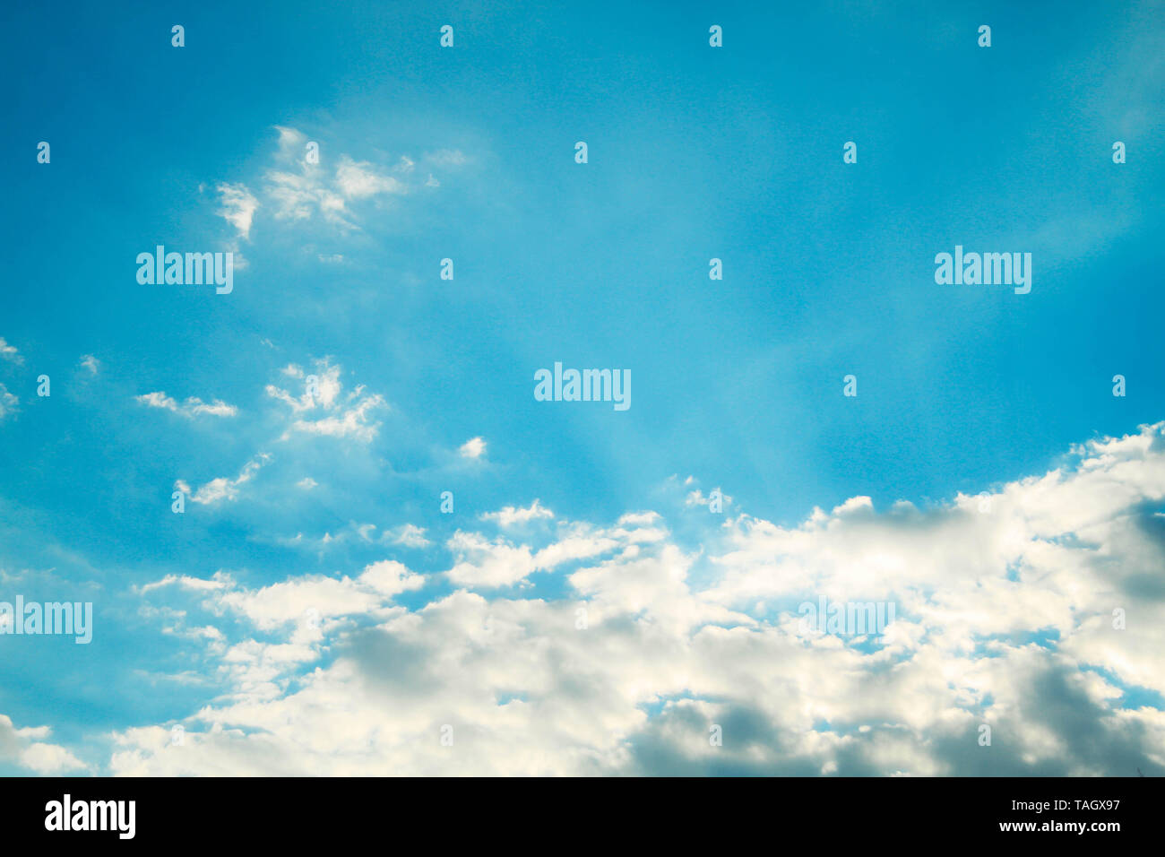 blauer Himmel mit weißen Wolken Stockfoto