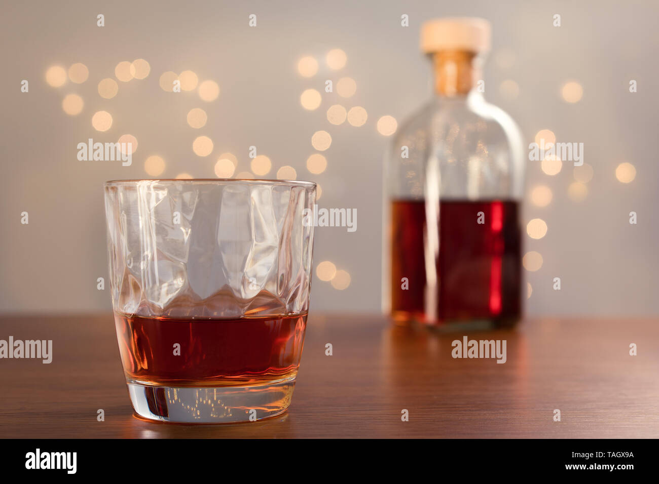 Whiskey im Glas auf einen hölzernen Tisch. Stockfoto