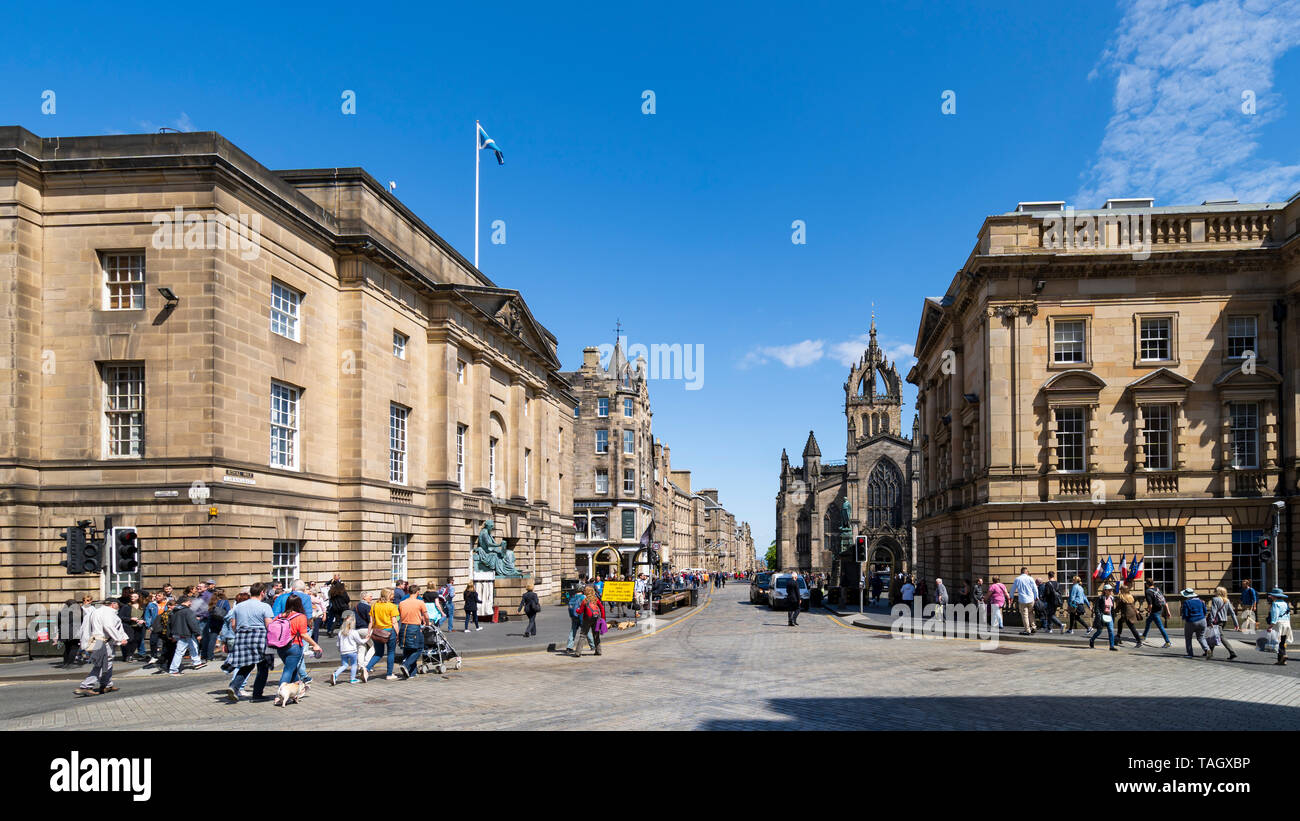 Angesichts der hohen Gericht (links) und der Royal Mile (lawnmarket) in der Altstadt von Edinburgh, Schottland, Großbritannien Stockfoto