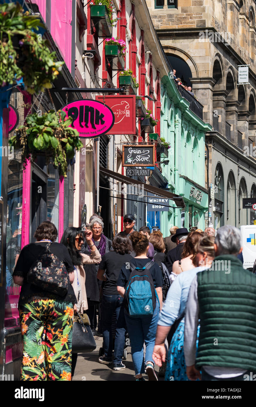 Touristen vorbei gehen die Geschäfte in der historischen Victoria Straße in der Altstadt von Edinburgh, Schottland, Großbritannien Stockfoto