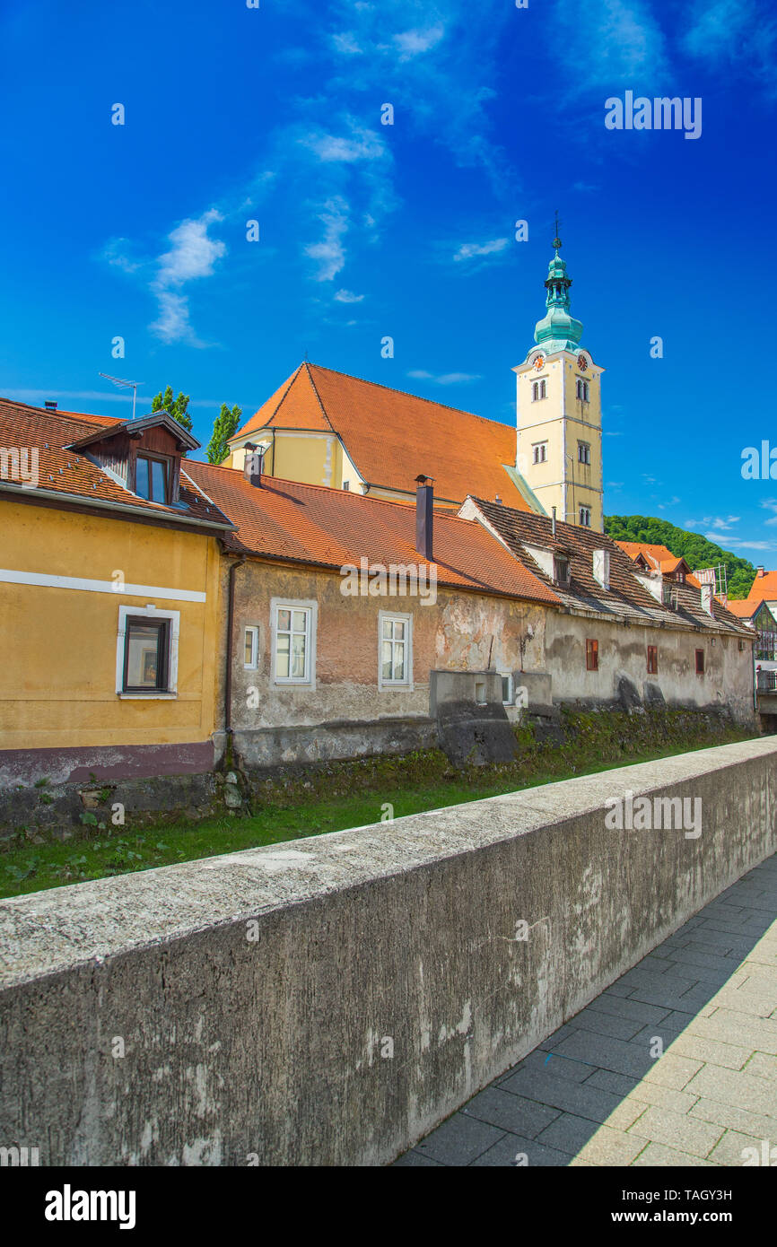 Samobor, Kroatien, katholische Kirche und Fluss in der Mitte der Stadt, schöner Frühlingstag Stockfoto