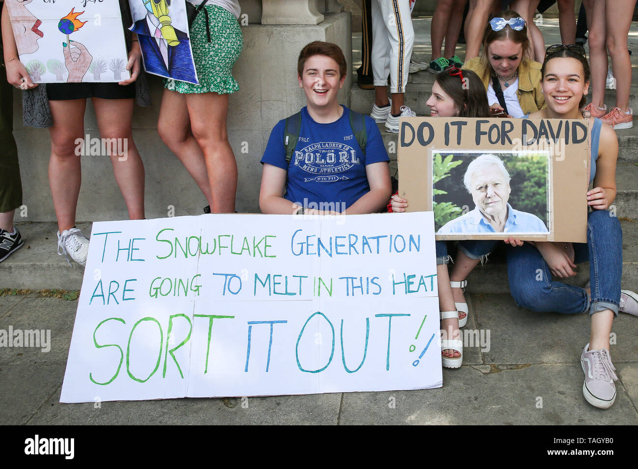 Studenten gesehen Plakate während des Protestes. Jugend Streik für Klimawandel Protest, und fordert, dass Politik und Wirtschaft die Umwelt von Treibhausgasemissionen zu schützen und die Auswirkungen auf die Umwelt hat. Stockfoto