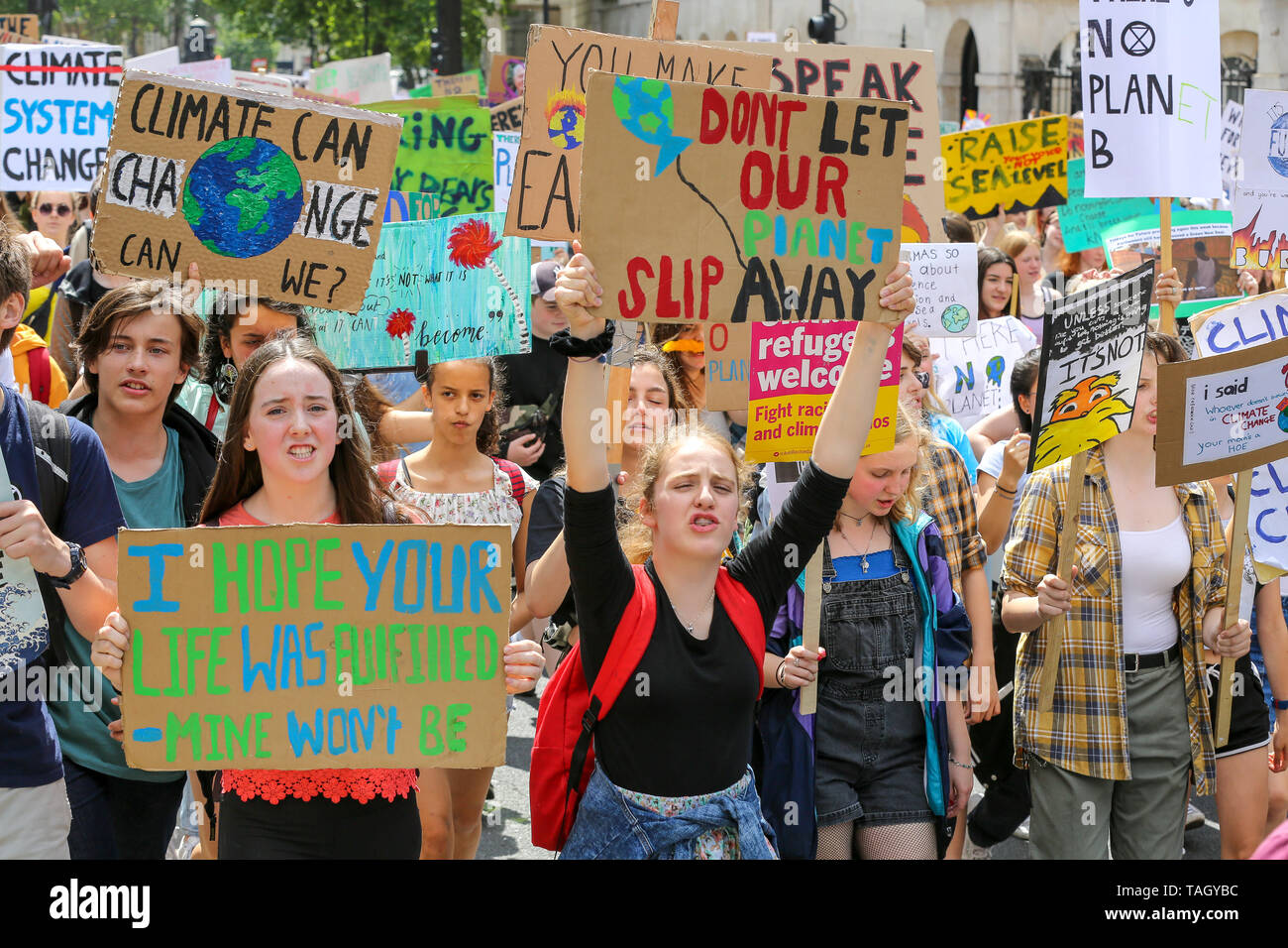 Studenten gesehen Plakate während des Protestes. Jugend Streik für Klimawandel Protest, und fordert, dass Politik und Wirtschaft die Umwelt von Treibhausgasemissionen zu schützen und die Auswirkungen auf die Umwelt hat. Stockfoto