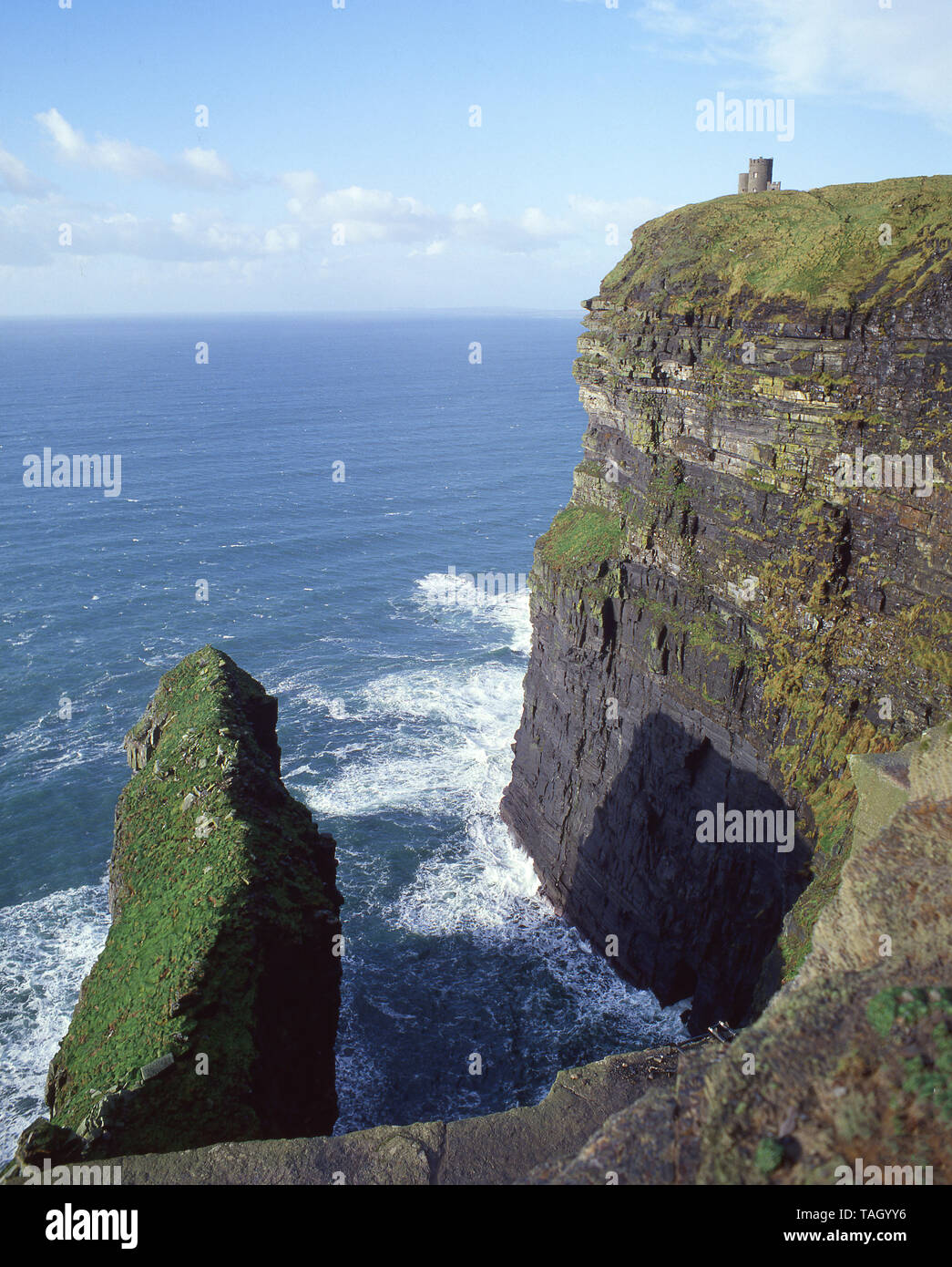 Die Klippen von Moher (Aillte eine Mhothair), O'Brien's Tower, County Clare, Provinz Munster, Republik von Irland Stockfoto