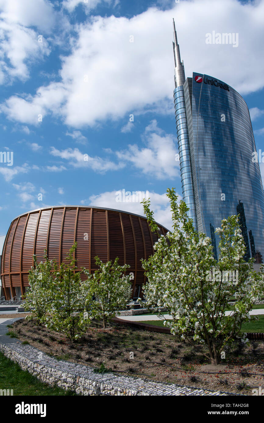 Mailand: Biblioteca degli Alberi, Bibliothek der Bäume, ein Park in der neuen Porta Nuova Viertel und Skyline mit Unicredit Pavilion und Unicredit skyscraper Stockfoto