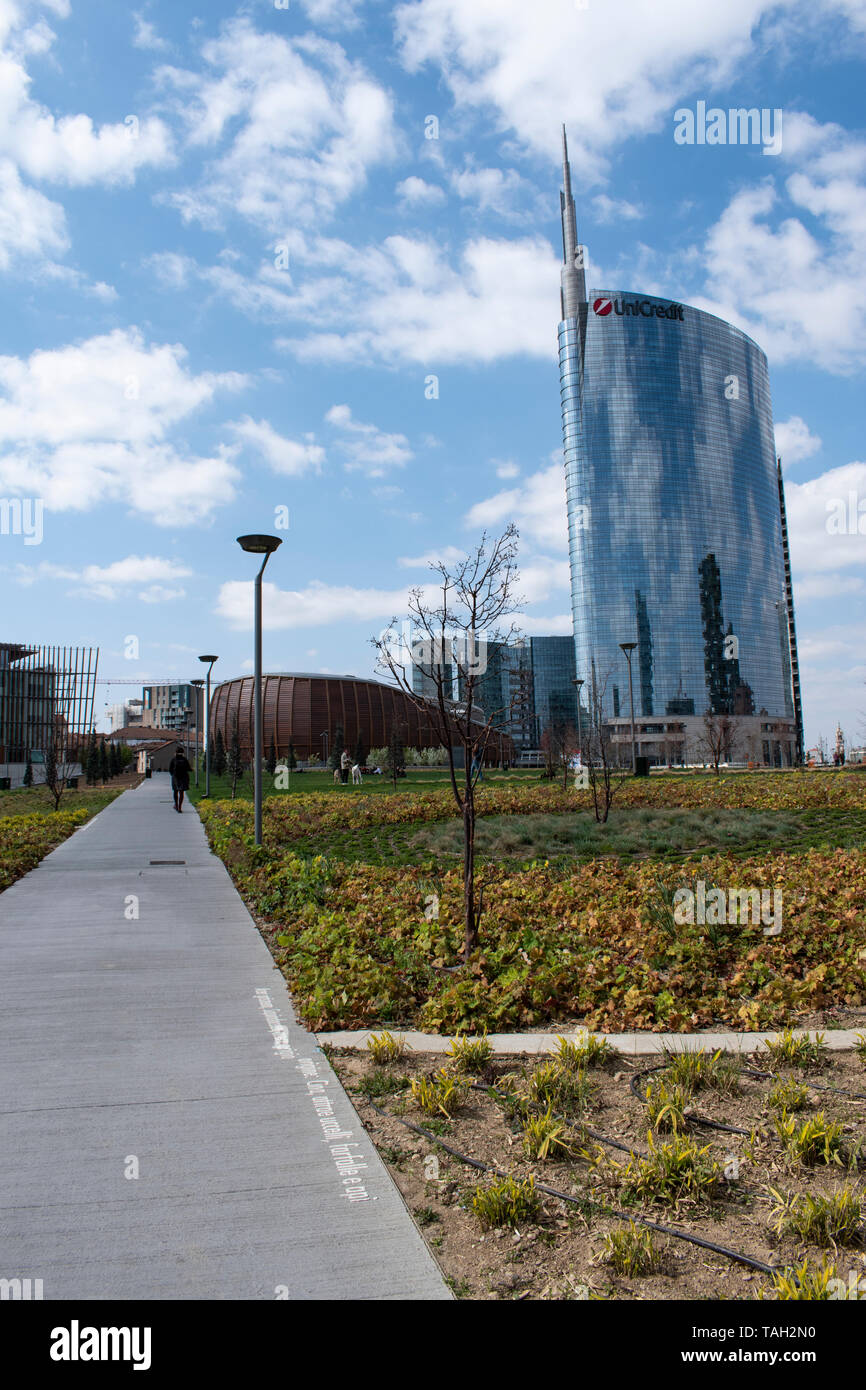 Mailand: Biblioteca degli Alberi, Bibliothek der Bäume, ein Park in der neuen Porta Nuova Viertel und Skyline mit Unicredit Pavilion und Unicredit skyscraper Stockfoto