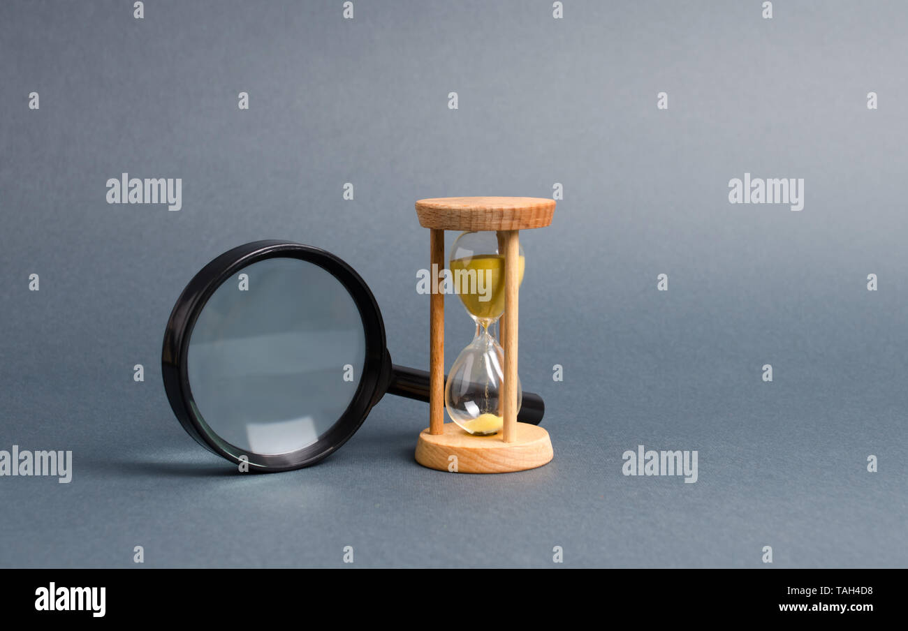 Lupe und Sanduhr. Für Zeit und Ressourcen suchen. Business optimieren, die Effizienz zu steigern und Ausfallzeiten zu reduzieren. Finden Sie in der kürzesten Poss Stockfoto