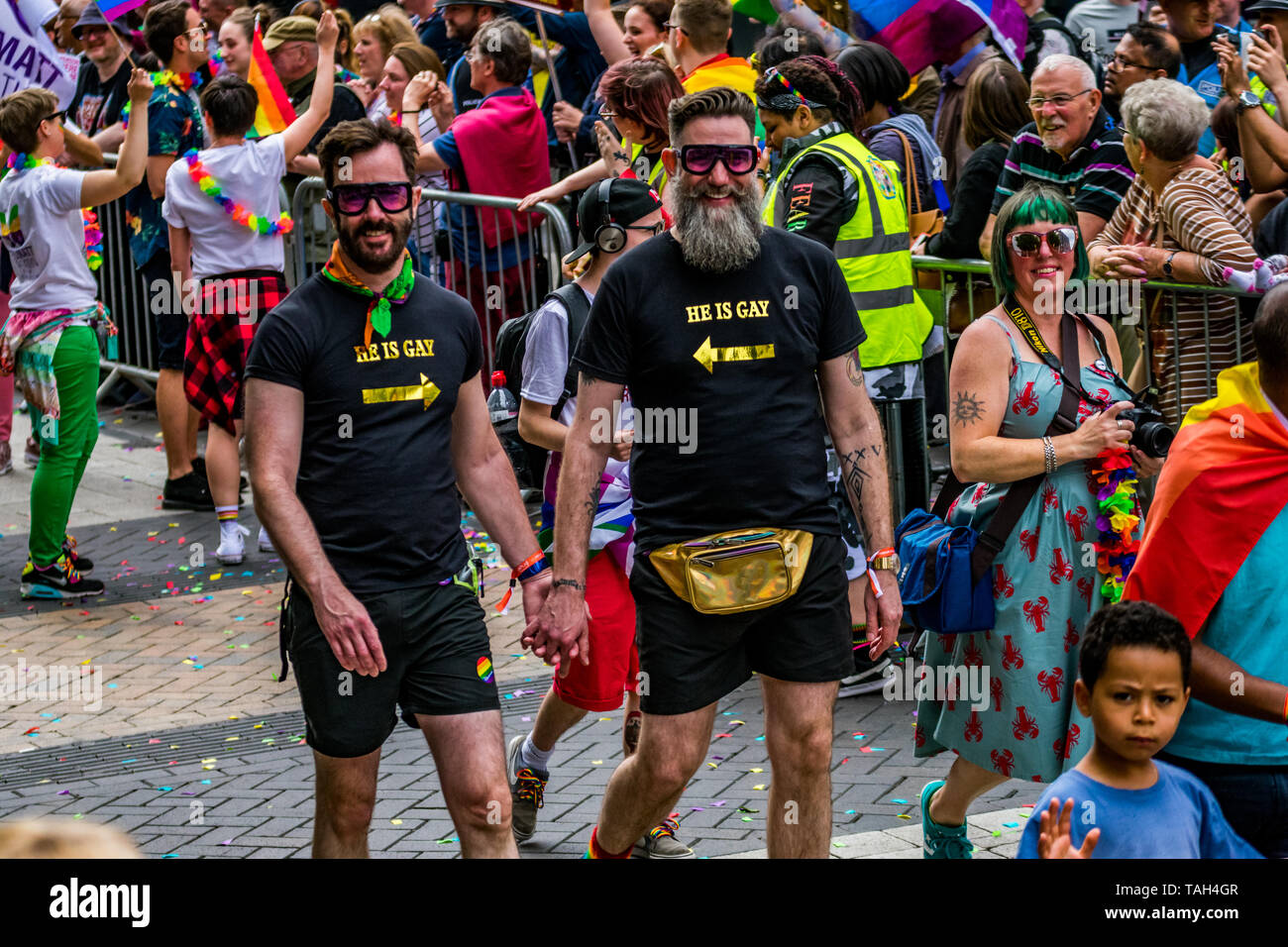 Mitglieder der LGBTQ Gemeinschaft gesehen werden, die sich während der Birmingham Pride Parade. Birmingham Stolz in diesem Jahr ist die umstrittene keine Außenseiter pädagogisches Programm, die Veranstalter sind zuversichtlich, dass in diesem Jahr das größte in seiner 22 jährigen Geschichte sein wird, mit dem größten muslimischen Kontingent je in Birmingham Stolz, ein jährliches Festival für die lgbtq Community in der Regel übernimmt die Spring Bank Holiday gesehen. Die Veranstaltung beginnt mit einem Umzug vom Victoria Square im Zentrum der Stadt das Gay Village in Hurst Straße. Stockfoto