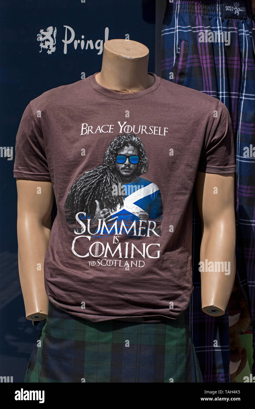 "Machen Sie sich, der Sommer kommt nach Schottland' teeshirt auf eine kopflose und handless Schaufensterpuppe eine souvenit Shop an Edinburghs Royal Mile 4. Stockfoto