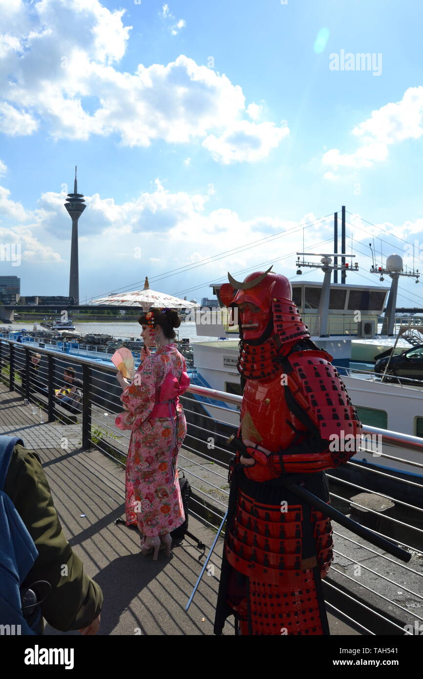 Cos-Spieler an der Rheinpromenade in Japan Tag 2019 in Düsseldorf, Deutschland, Stockfoto