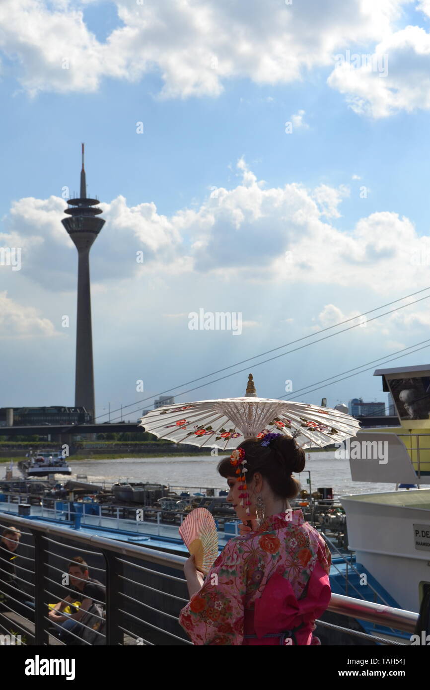 Cos-Spieler an der Rheinpromenade in Japan Tag 2019 in Düsseldorf, Deutschland, Stockfoto
