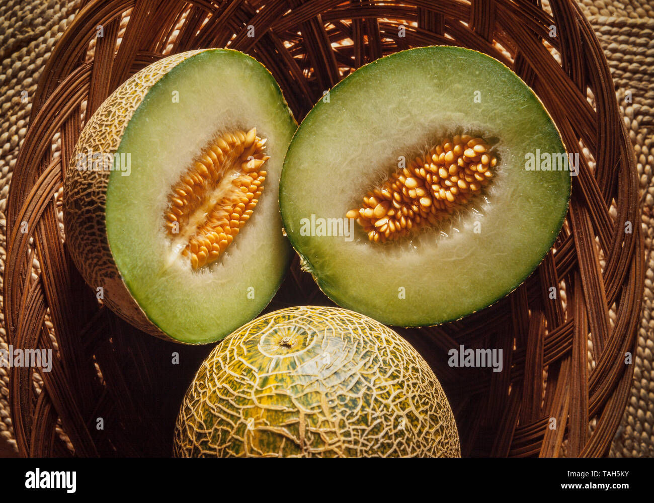 Galia-melone, Cucumis Melo, Schnitt, Fleisch und Samen Stockfoto