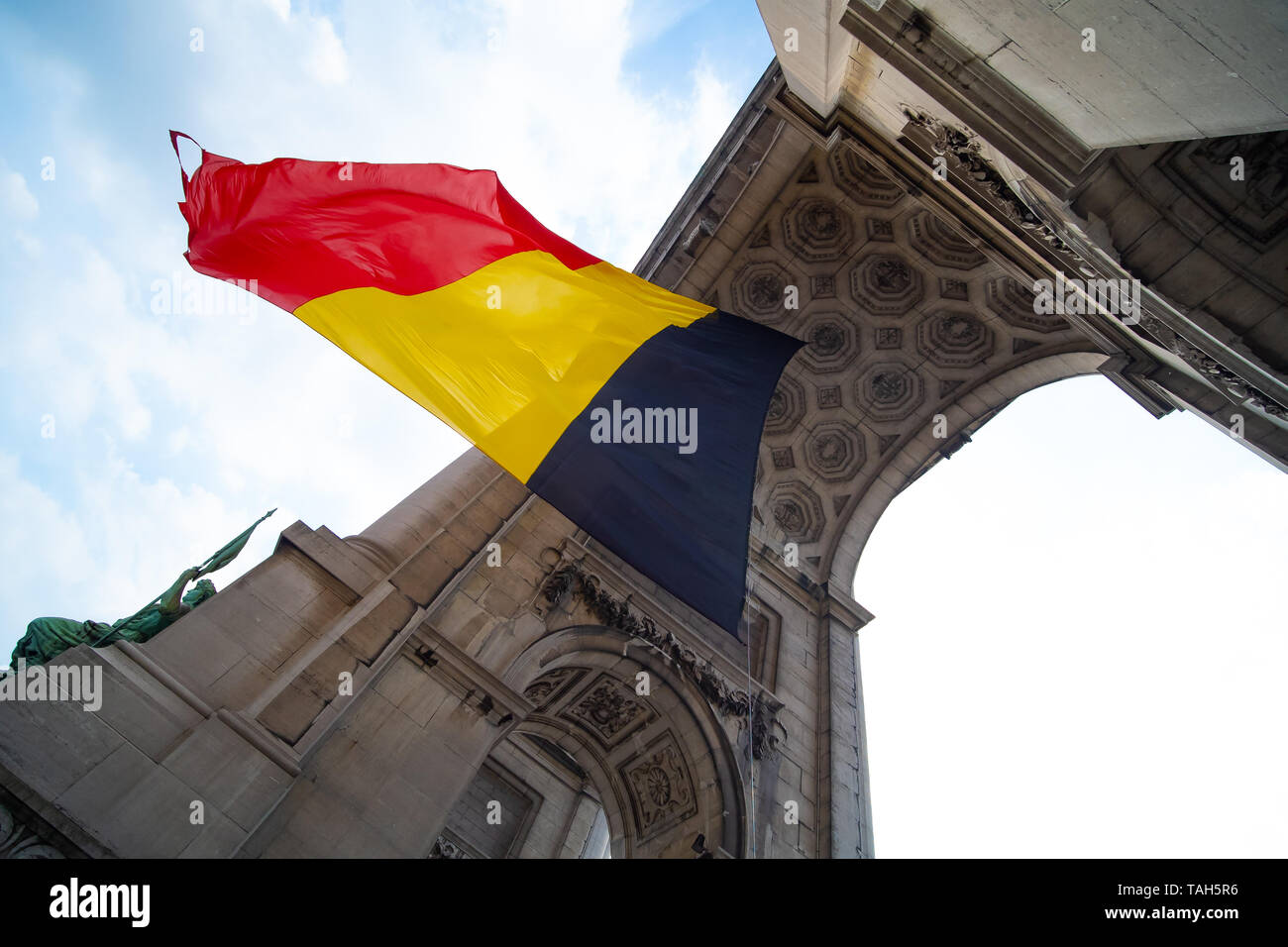 Belgische Fahne weht unter einem Bogen Stockfoto