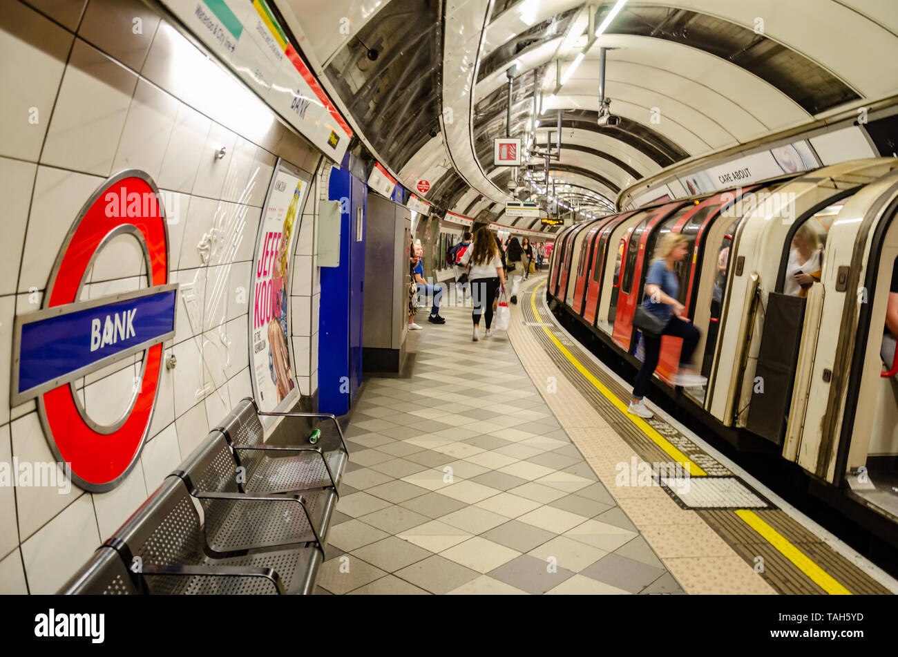 Passagiere eine zentrale Linie London U-Bahn bei der Bank u-bahn Station. Stockfoto