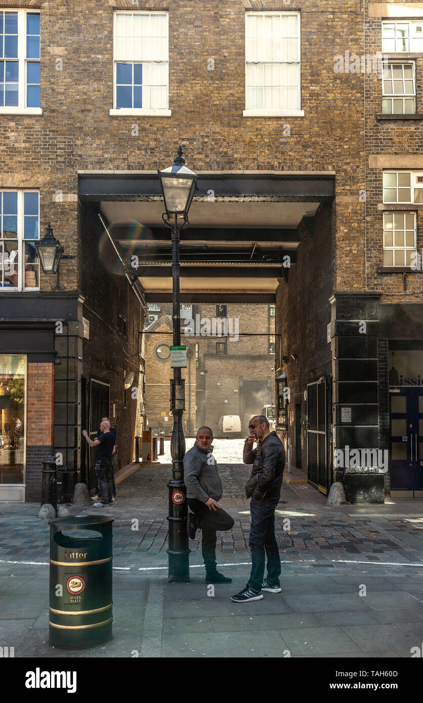 Straße direkt vor dem Eingang zum Hof der Alten Brauerei, Covent Garden, London, WC2, England, UK. Stockfoto