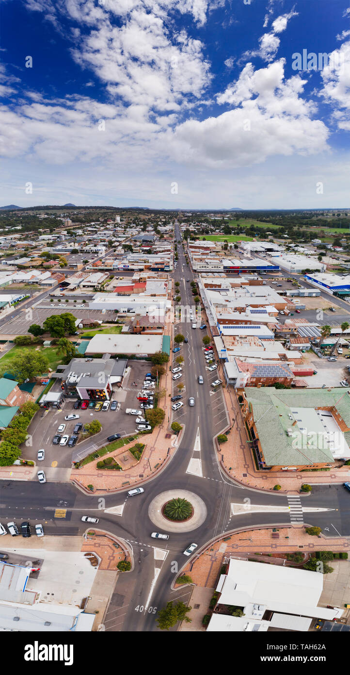 Gunnedah Stadt am Schnittpunkt der B51 und B56 Autobahnen im Upper Hunter Valley, NSW, Australien. Vertikale Antenne Panorama über umher und Shopping Stockfoto