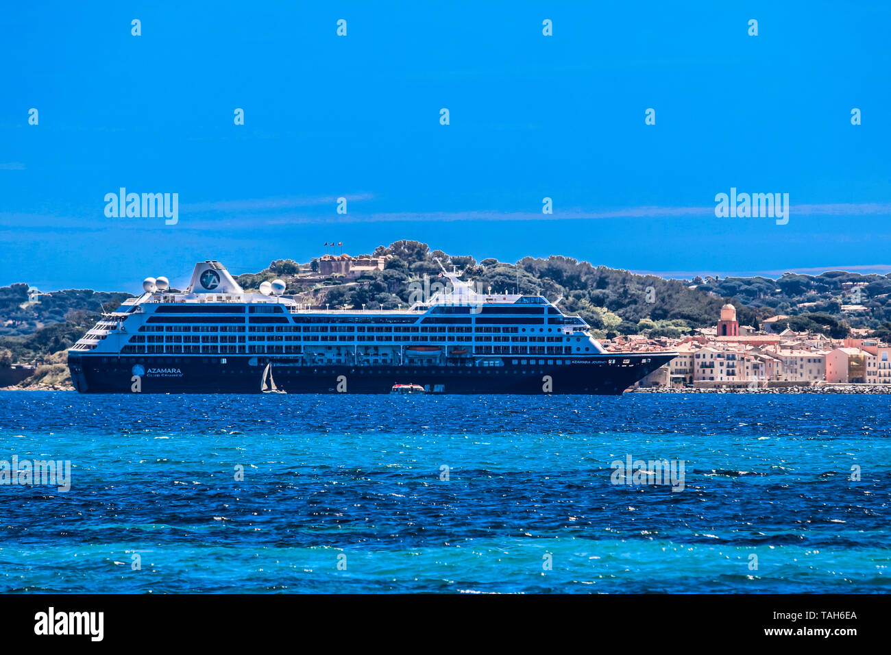 Saint Tropez, Frankreich Cote d Azur Marine Services - Reise SALUZI Yacht, Azamara Club Cruises Yacht, altes Fischerboot - Mai 2019 Cote d Azur Stockfoto