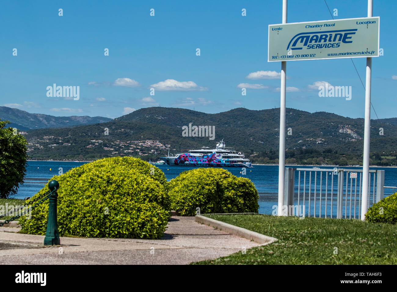 Saint Tropez, Frankreich Cote d Azur Marine Services - Reise SALUZI Yacht, Azamara Club Cruises Yacht, altes Fischerboot - Mai 2019 Cote d Azur Stockfoto