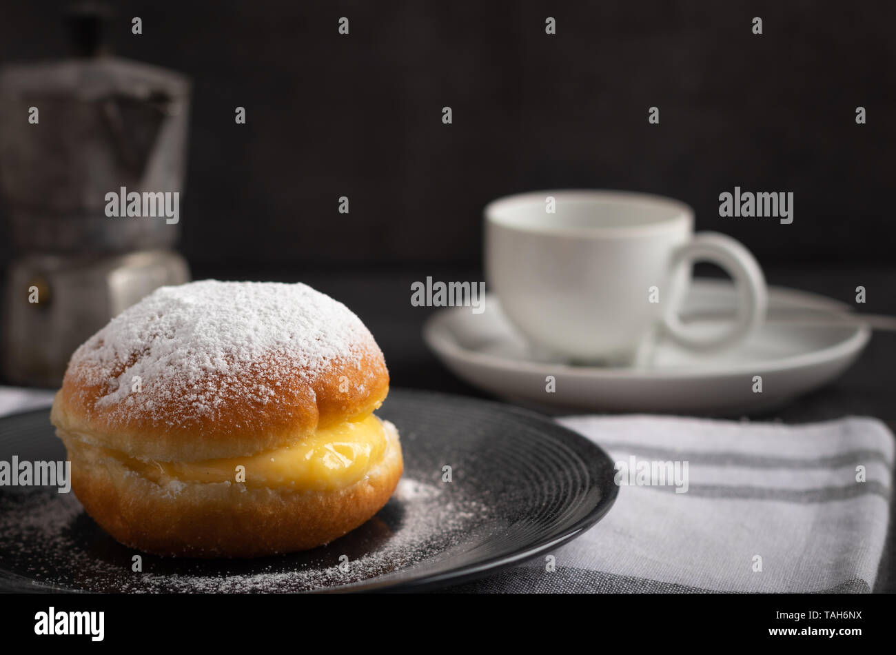 Hausgemachte Berliner Donuts auf einem Tisch mit Kaffee Stockfoto