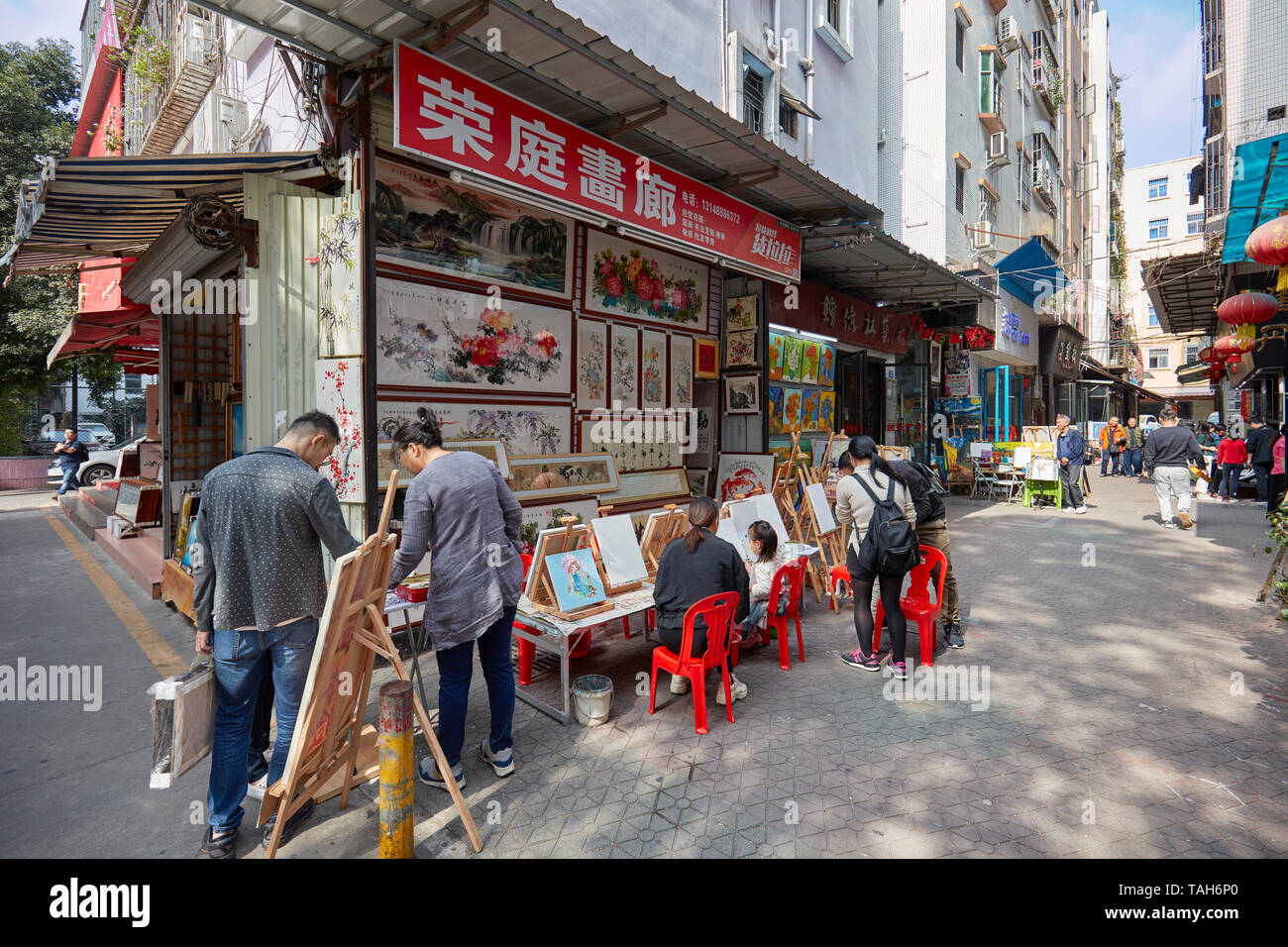 Straßenszene in Ölmalerei-Dorf Dafen. Shenzhen, Guangdong Province, China. Stockfoto