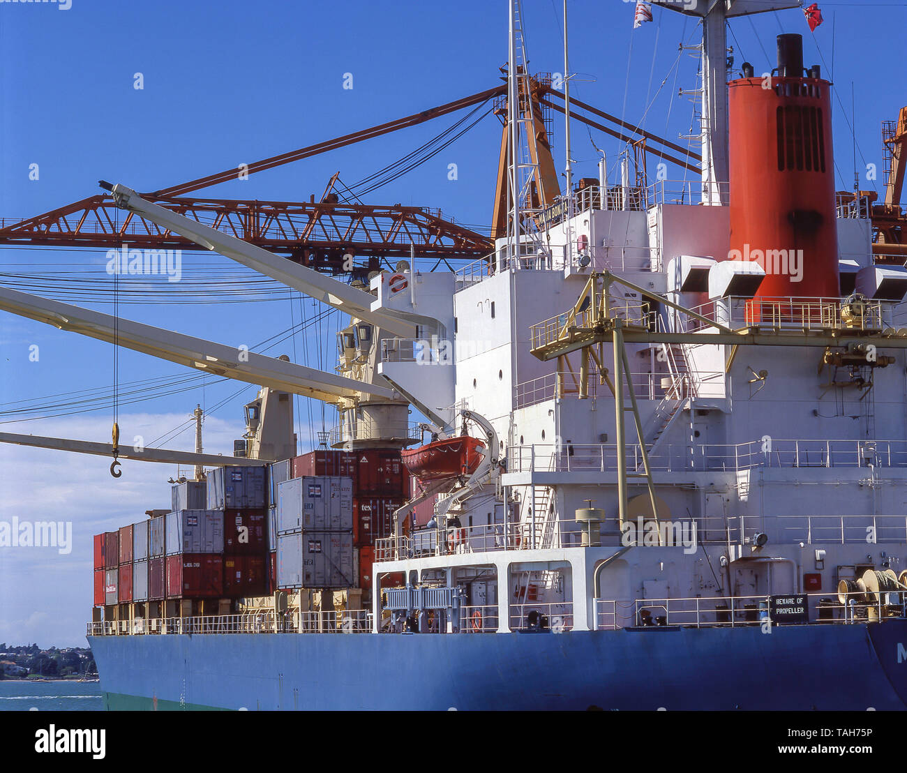 Container Schiff in den Hafen von Auckland, Auckland, Auckland, Neuseeland Stockfoto
