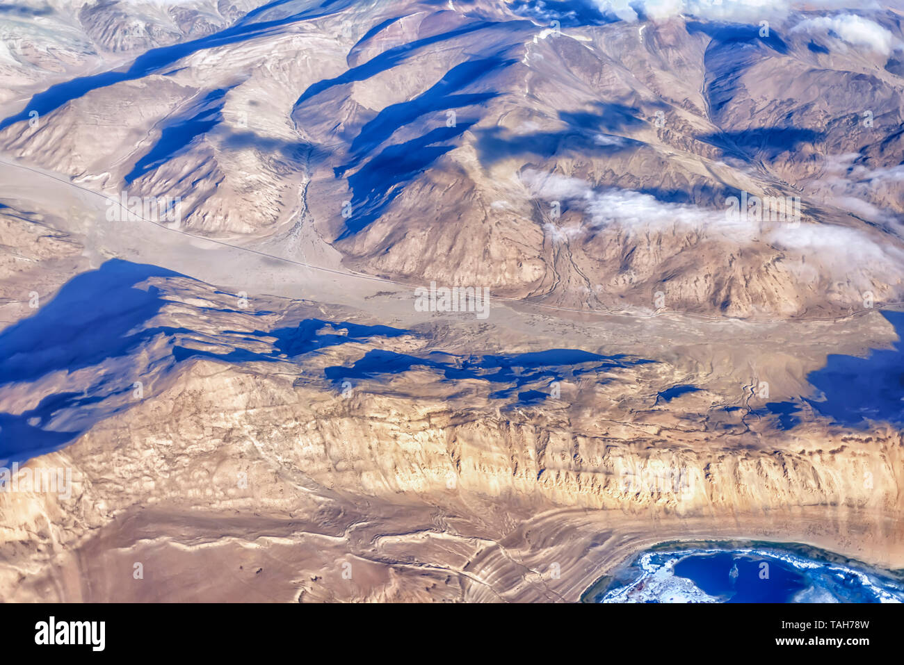Ein Luftbild der kargen Berge von Zanskar Spektrum der inneren Himalaja in Indien. Die Leh-Manali Highway und dem äußeren Rand der Tso Kar sind sichtbar. Stockfoto