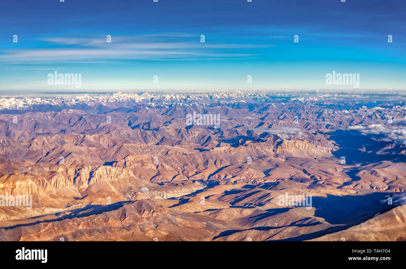 Ein Luftbild von der kargen Landschaft des Zanskar Spektrum der inneren Himalaja, Indien. Die Berge dieses Bereichs als klimatische Barriere. Stockfoto