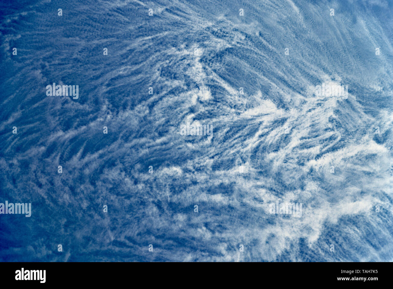 Hohe Wolken bilden ein abwechslungsreiches und abstrakte Muster Stockfoto