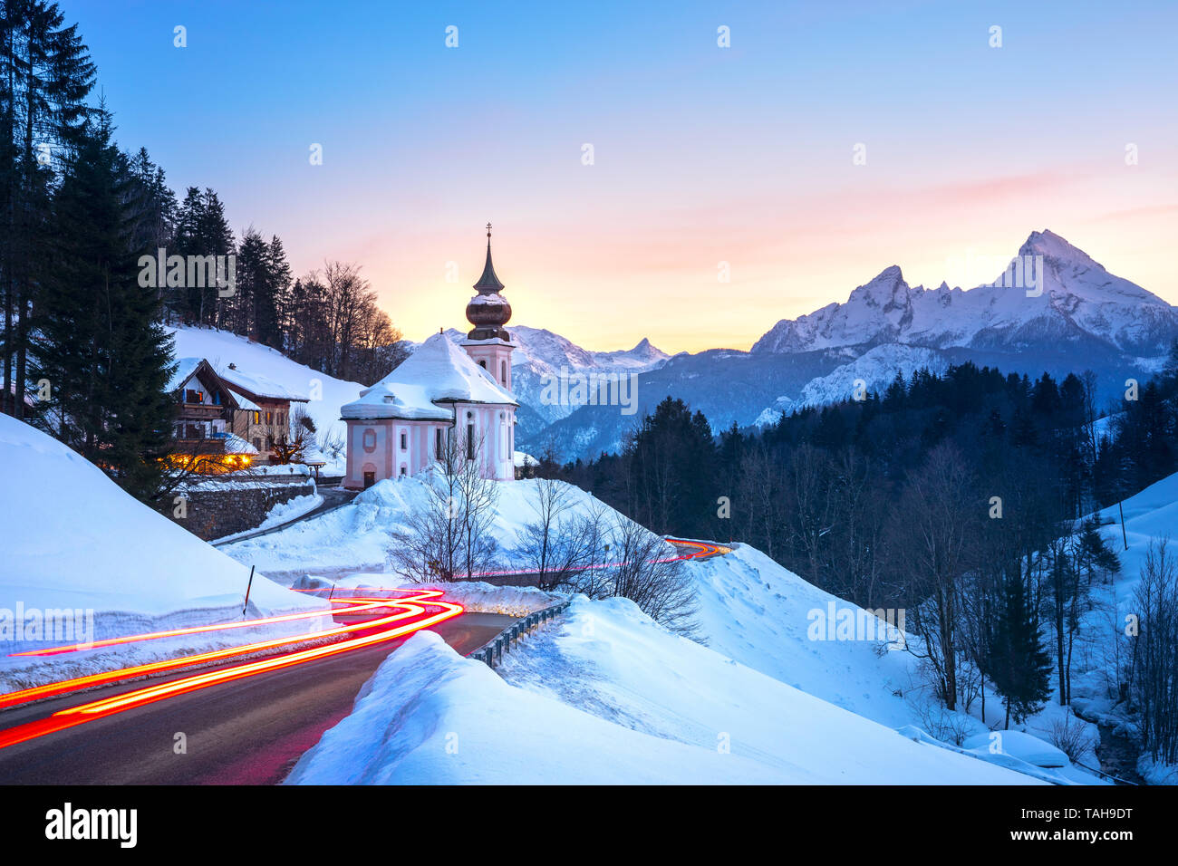 Schöne Winterlandschaft Berglandschaft der Alpen mit Wallfahrtskirche Maria Gern und berühmten watzmann Gipfel im Hintergrund, Berchtesga Stockfoto