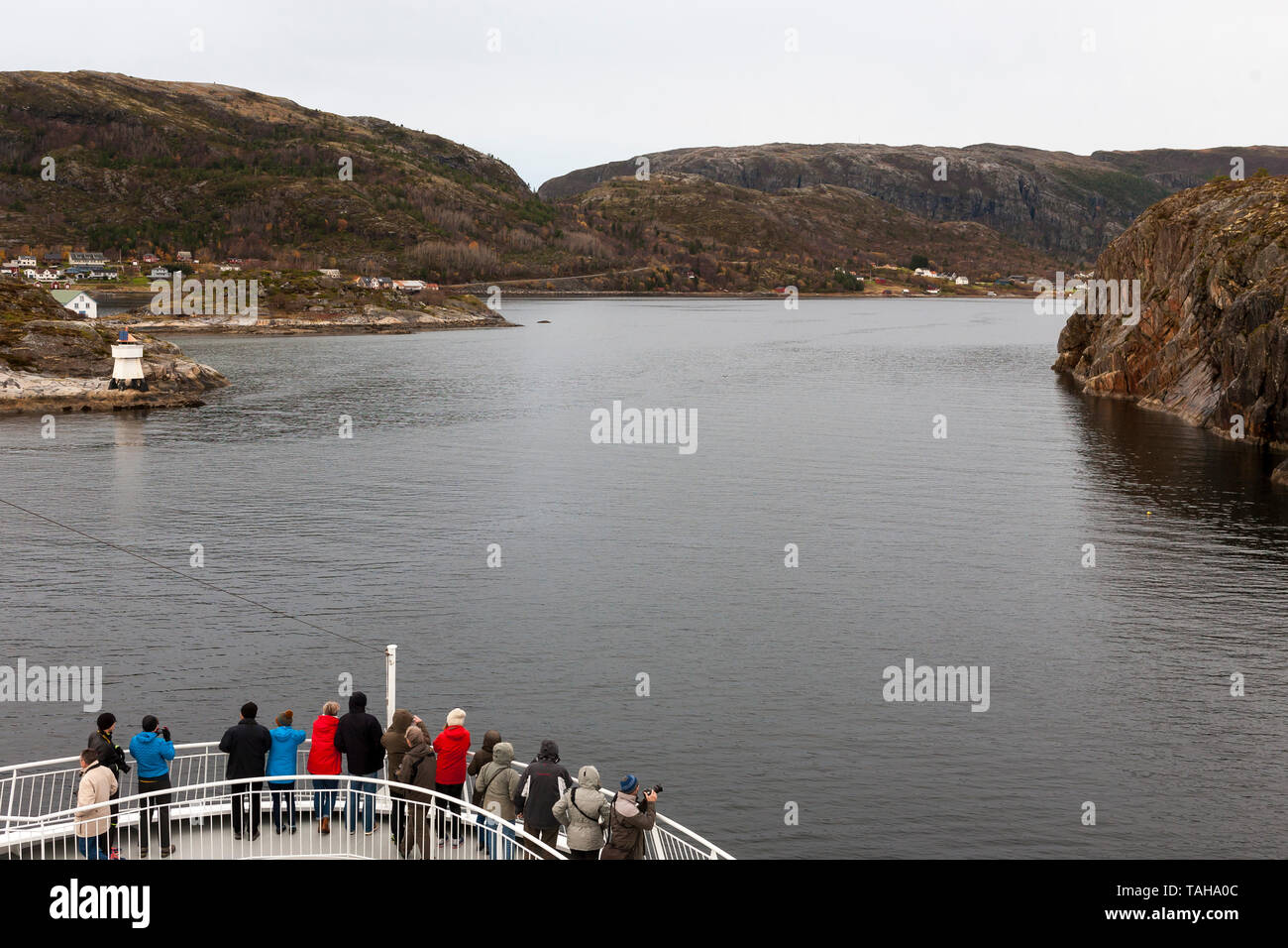 Hurtigruten Schiff MS Spitzbergen Ansätze den engen Stokksund Meerenge zwischen dem Festland und Stokkøya, Åfjord Gemeinde, Trøndelag, Norwegen Stockfoto