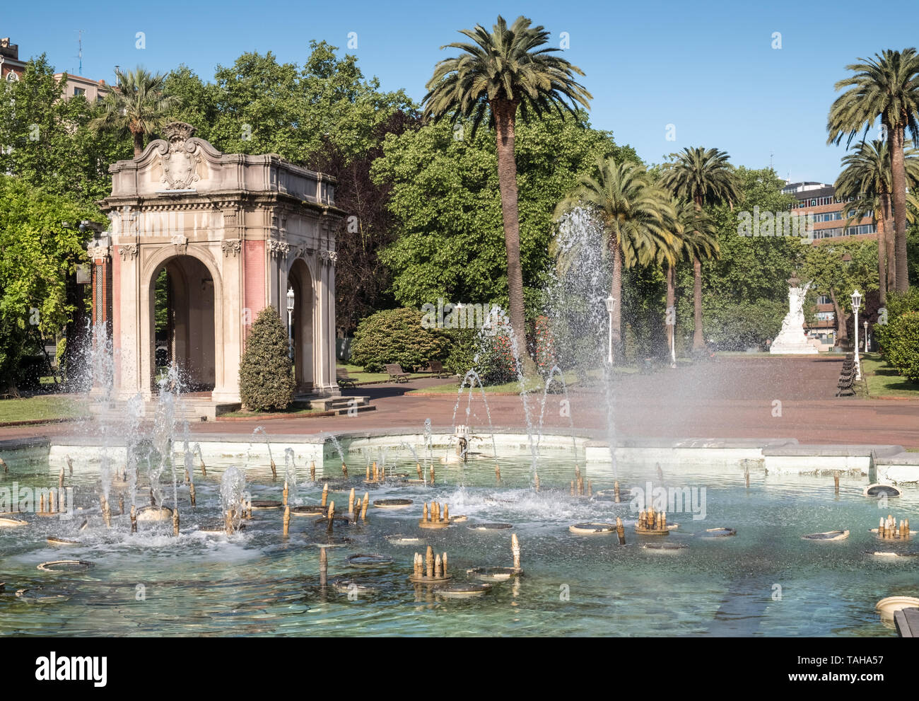 Garten und Springbrunnen in Doña Casilda Iturrizar Park, Bezirk Indautxu, Bilbao, Baskenland, Spanien Stockfoto