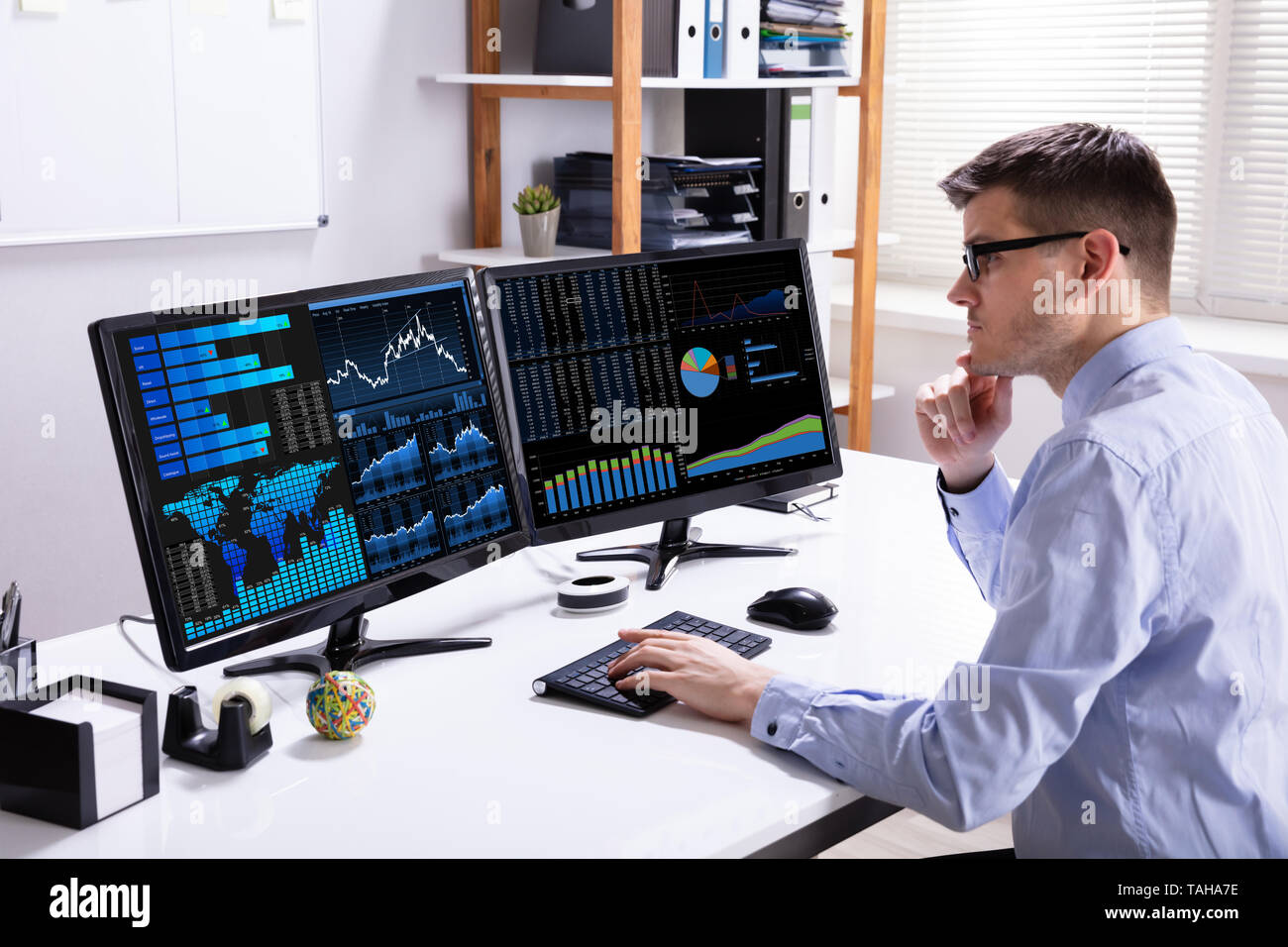Männliche Analyzer Prüfung Grafik auf dem Computer im Büro Stockfoto