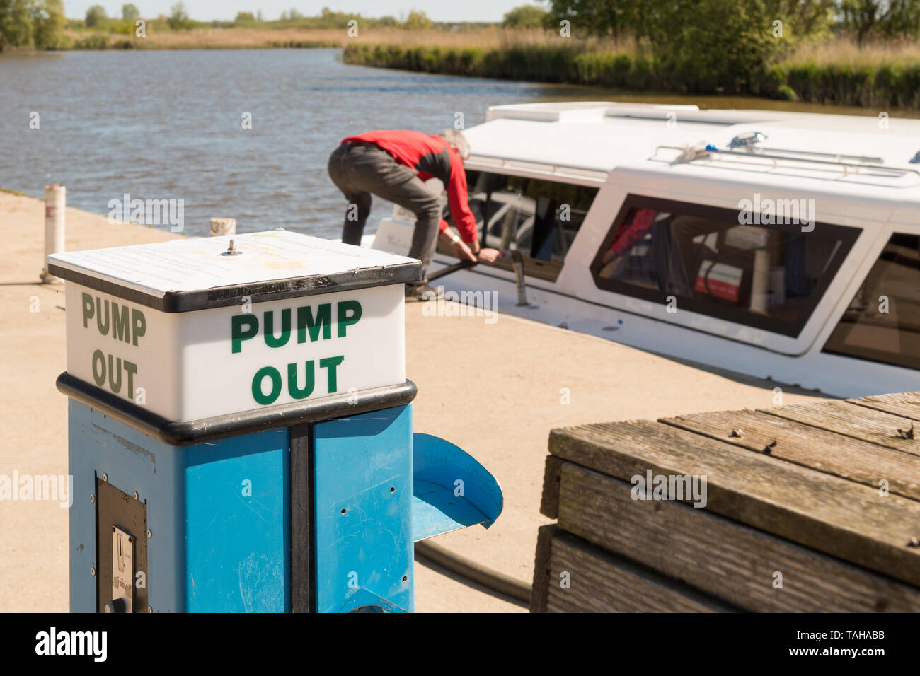 Boot wc Pumpe auf der südlichen Norfolk Broads - self service Pumpe bei Waveney River Center, Burgh St Peter, England, Großbritannien Stockfoto