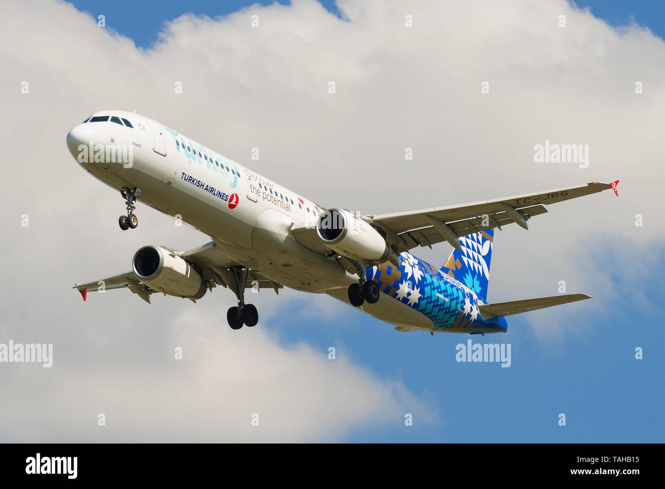 SAINT-Petersburg, Russland - 13. MAI 2019: Airbus A 321-200 (TC-JRG) der Turkish Airlines gegen einen bewölkten Himmel Stockfoto