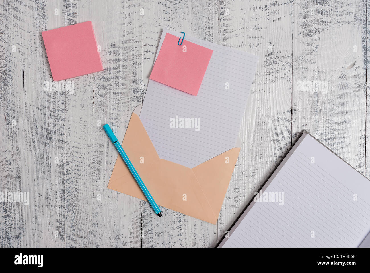 Umschlag Blatt Briefpapier Haftnotizen Stift notepad Holz- Hintergrund Stockfoto