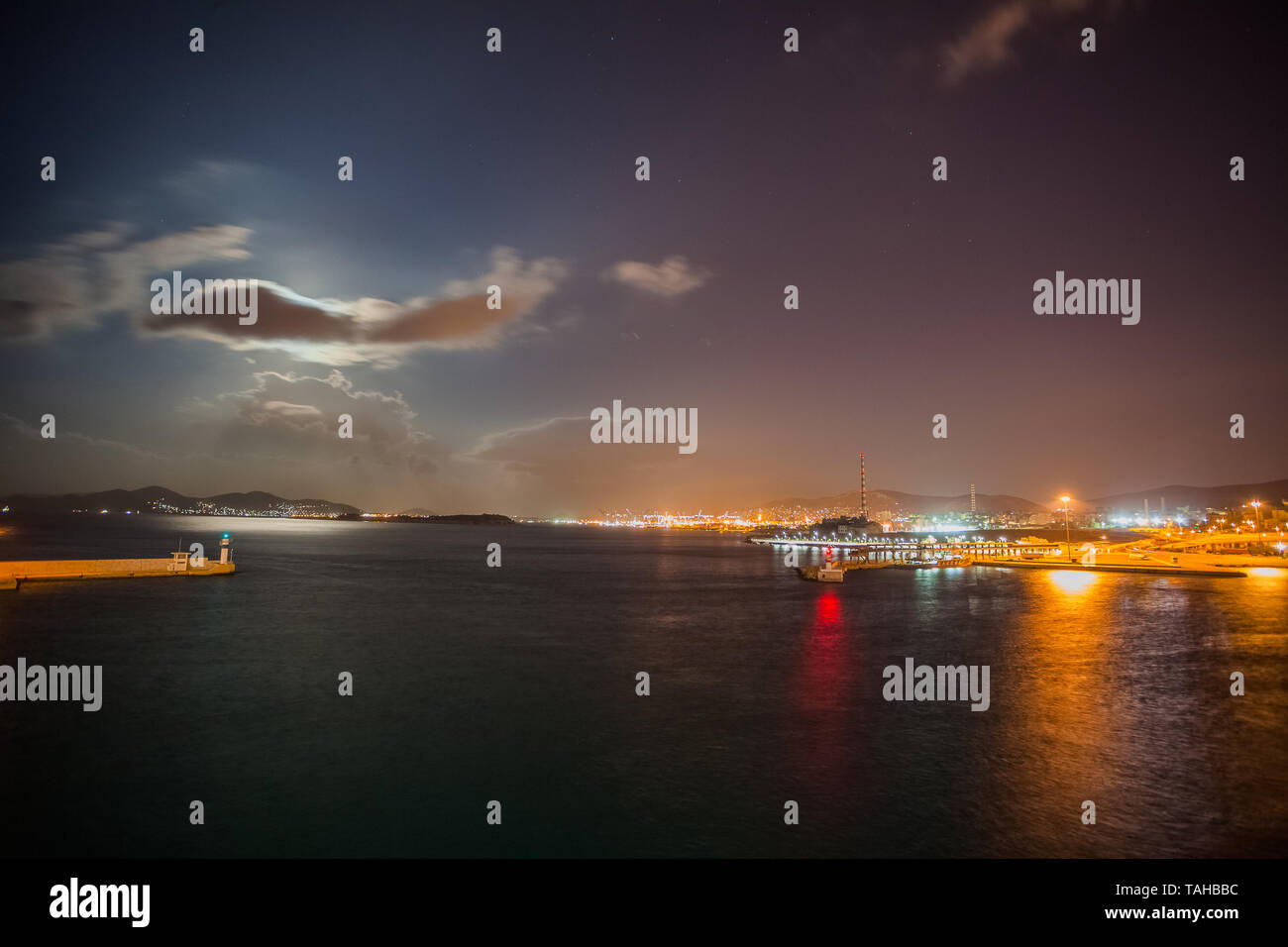 Nacht Blick auf Athen Piraeus Hafen mit Mond durch die Wolken versteckt, Griechenland Stockfoto