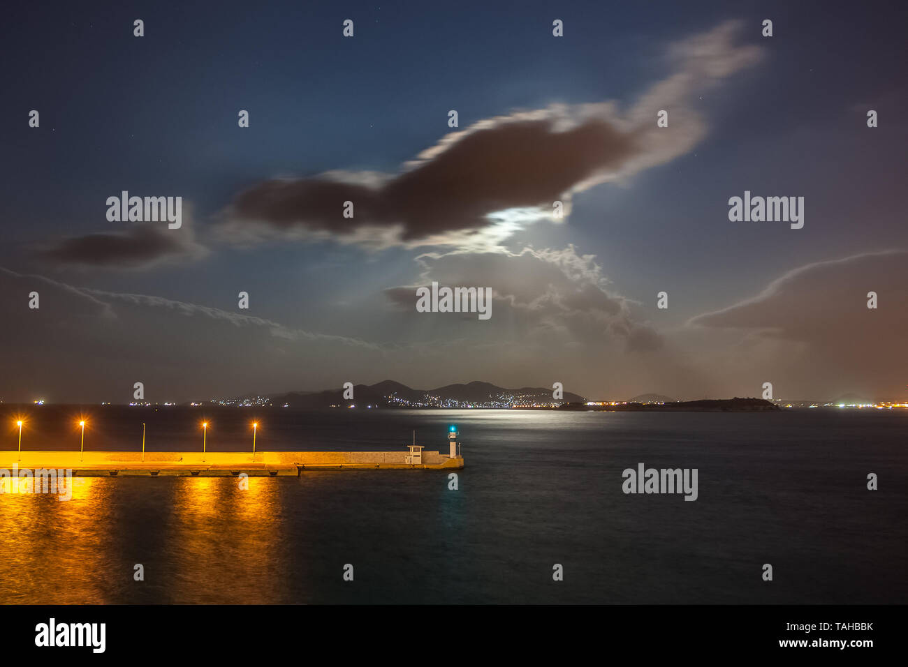 Mond strahlen erhellt das Meer vor dem Hafen von Piräus, Athen, Griechenland Stockfoto