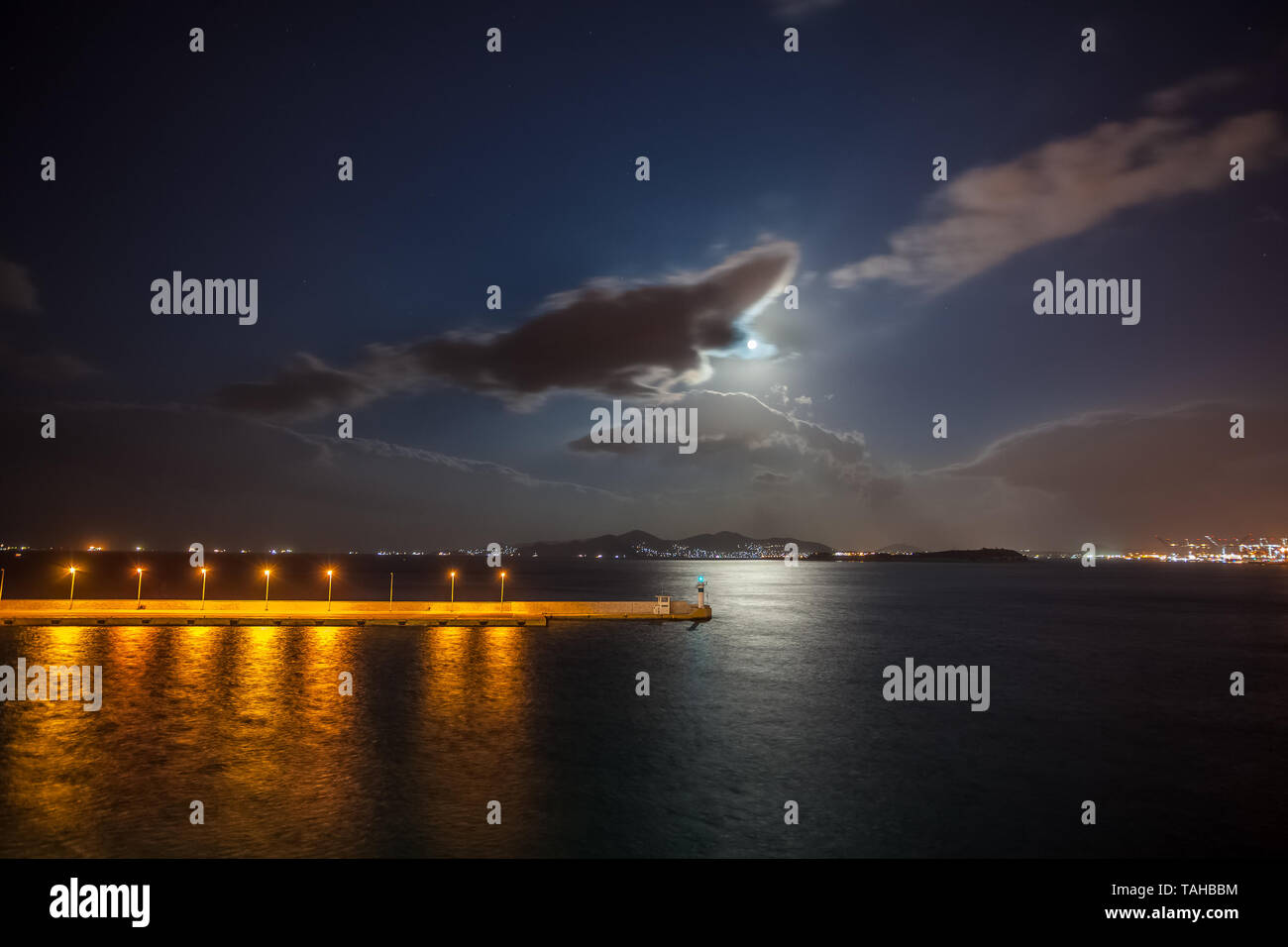 Moonlit Meer vor dem Hafen von Piräus, Athen, Griechenland Stockfoto