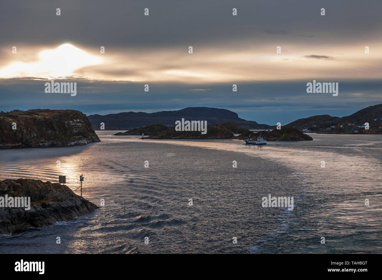 Einen kleinen Frachter navigiert den engen Stokksund Meerenge zwischen dem Festland und Stokkøya, Åfjord Gemeinde, Trøndelag, Norwegen Stockfoto